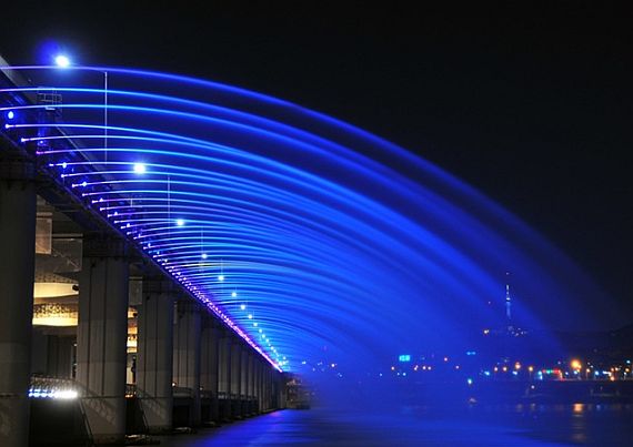 Красивый мост фонтан Банпо